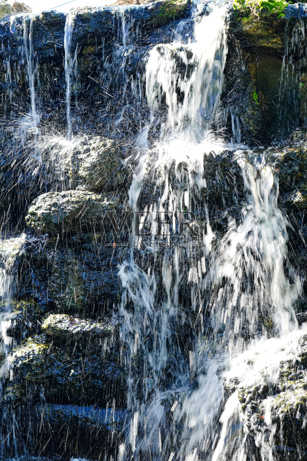 泰国清迈，用于家庭花园装饰或自然放松的模拟瀑布的垂直图像照片摄影图片