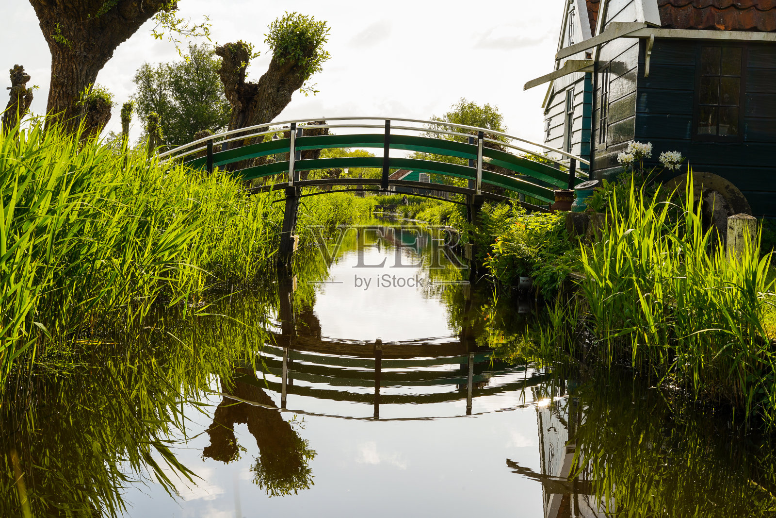 乡村小桥倒映在水中照片摄影图片