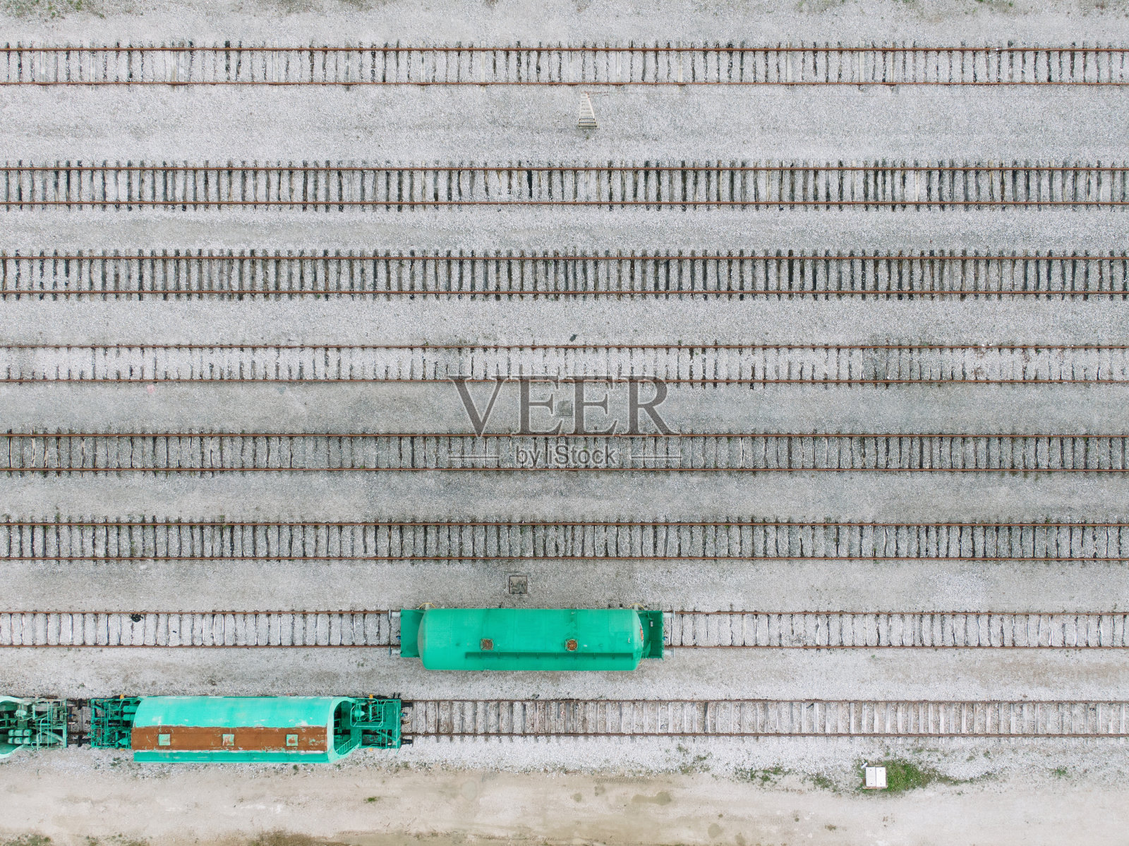 从高处俯瞰铁轨照片摄影图片