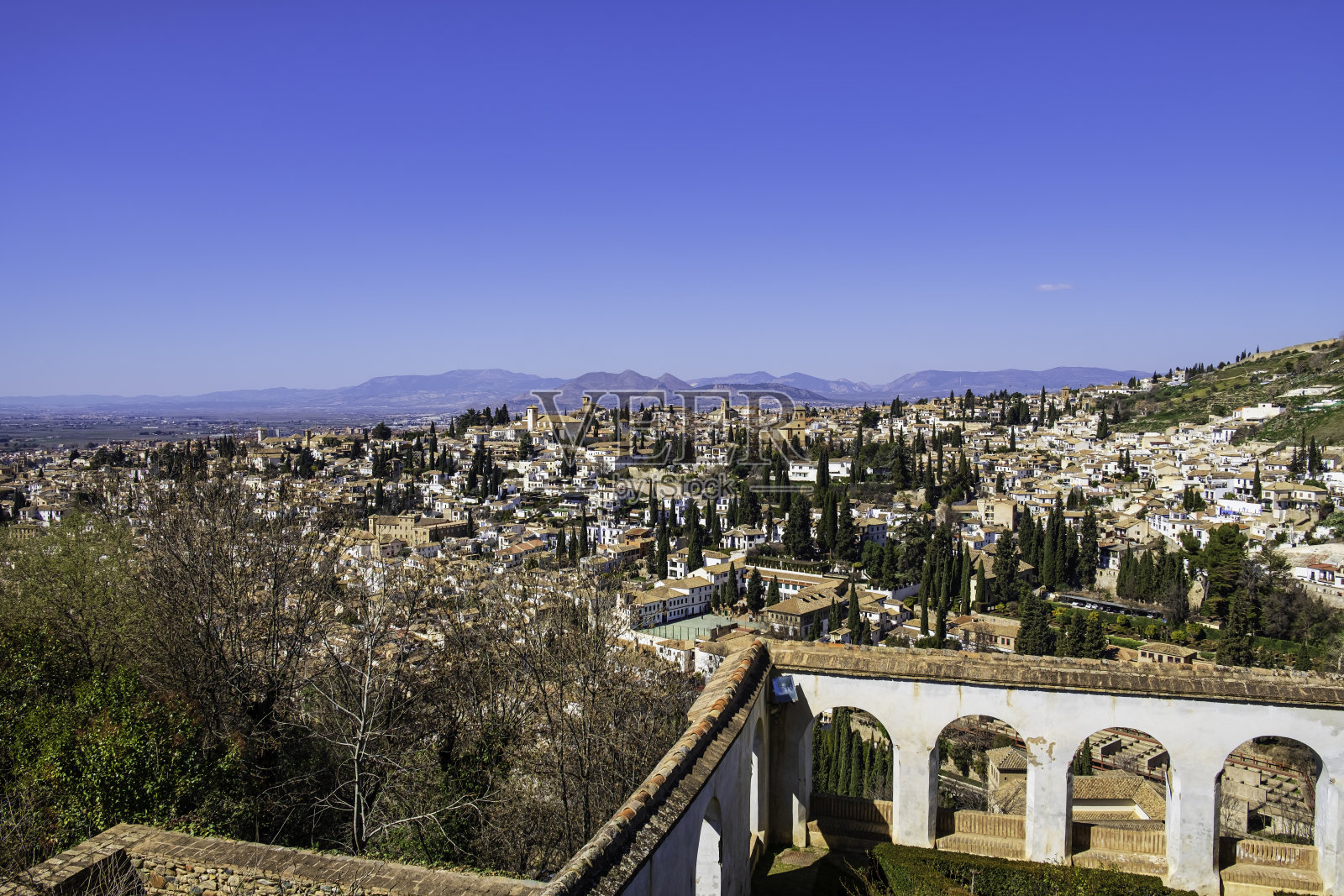 俯瞰格拉纳达(西班牙安达卢西亚)照片摄影图片
