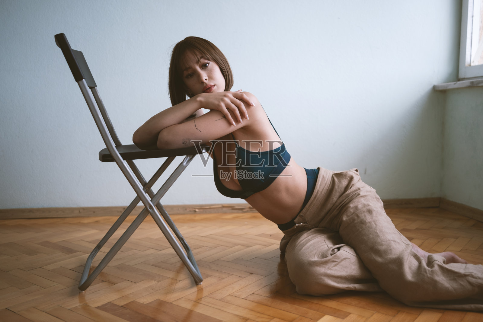 感性和美丽的年轻女人照片摄影图片