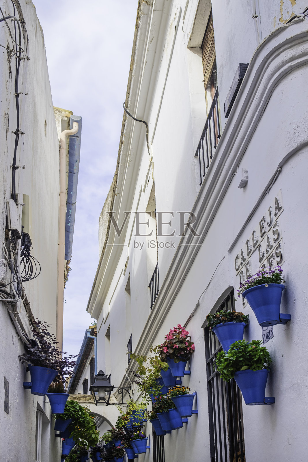 科尔多瓦的Calleja de las Flores，老城迷人的小巷之一(西班牙安达卢西亚)照片摄影图片