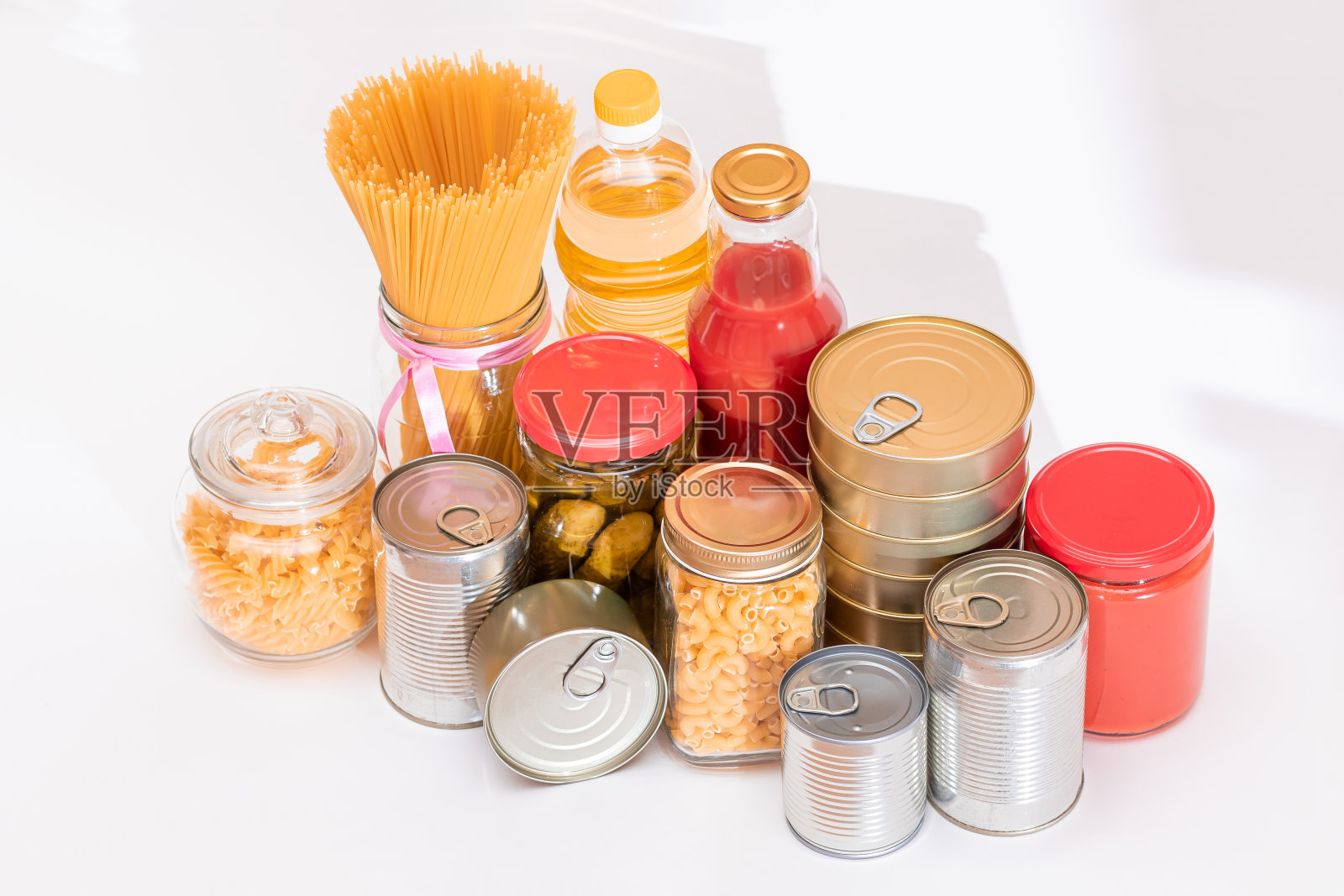 食品储备:罐头食品，意大利面，肉酱，金枪鱼，番茄汁，意大利面，鱼和杂货照片摄影图片