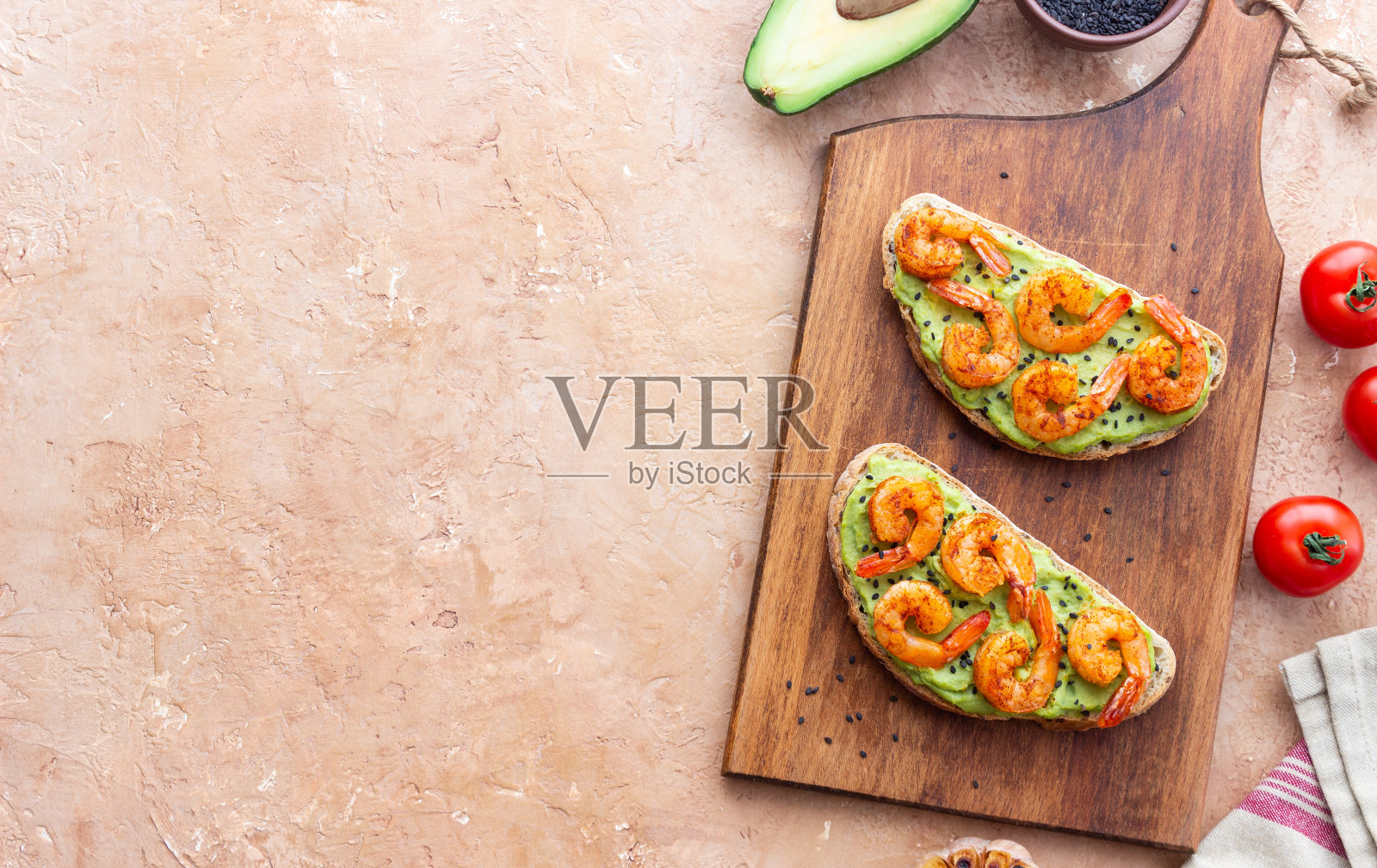 三明治配虾和鳄梨酱。健康饮食。饮食。早餐。照片摄影图片