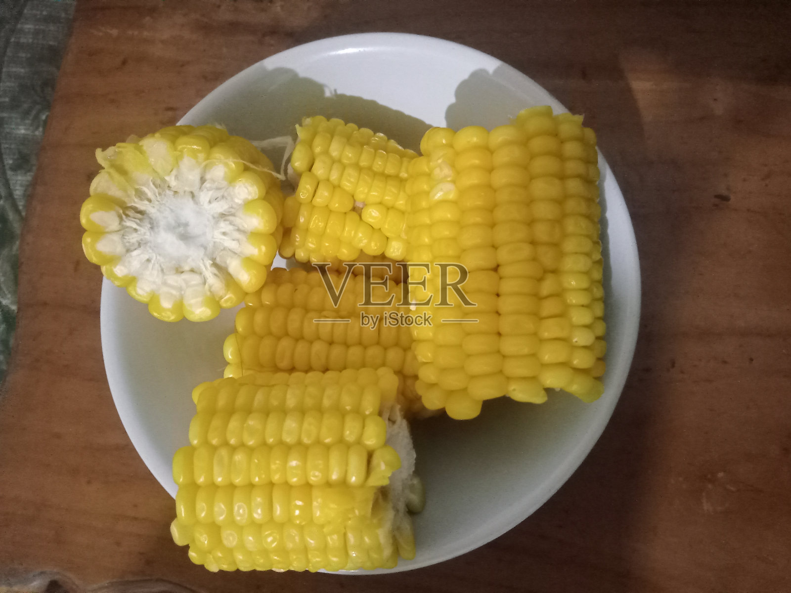 煮熟的玉米照片摄影图片