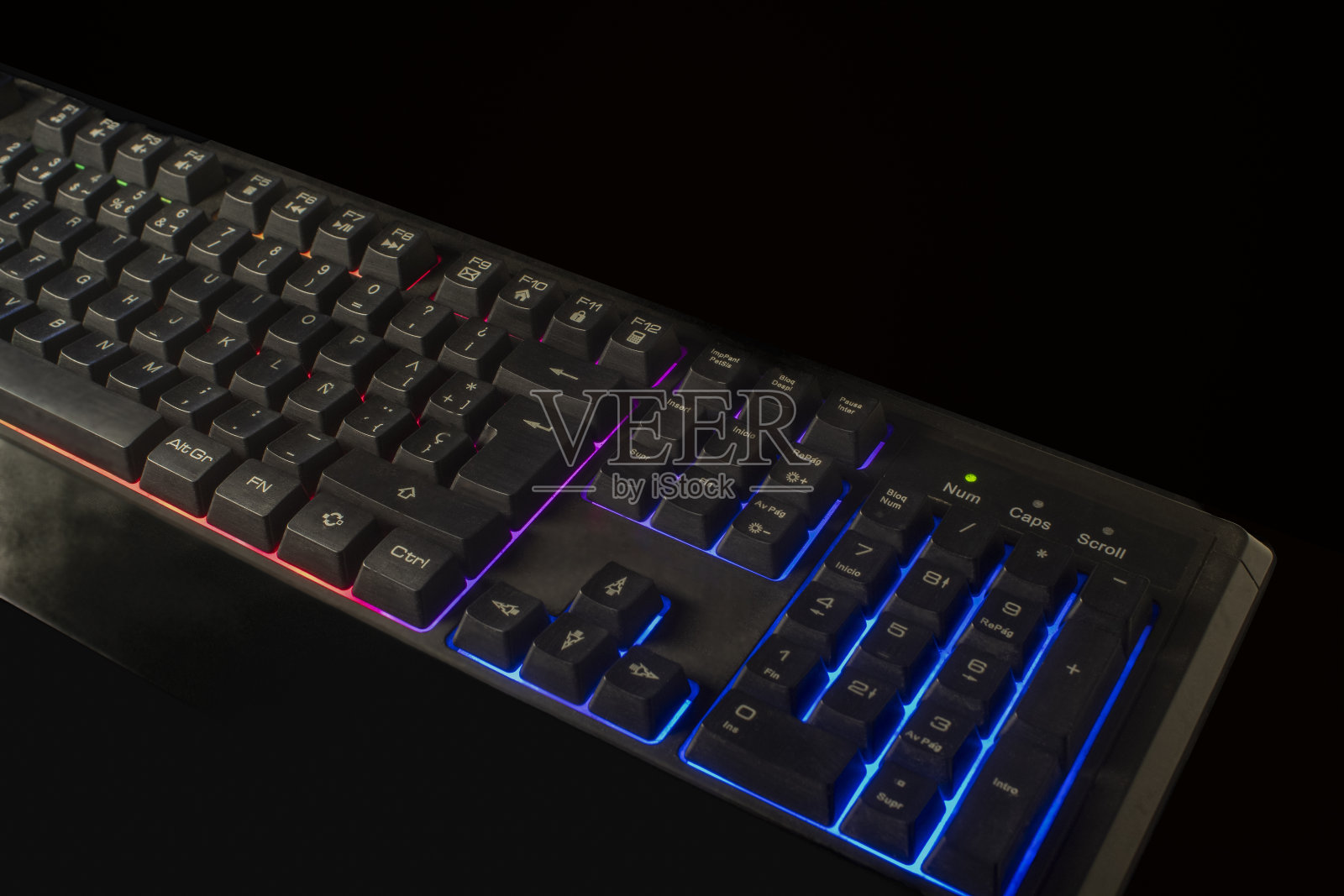 游戏键盘与RGB光在黑色背景照片摄影图片