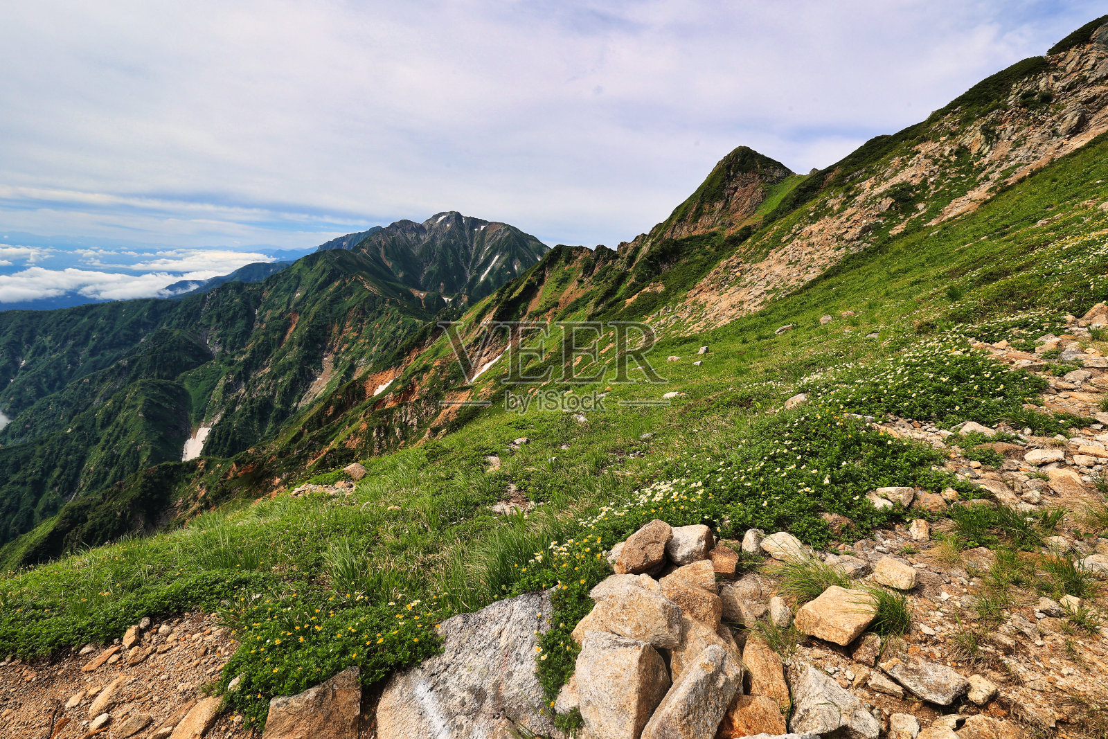 日本阿尔卑斯山脉北部的喜宝山和高句丽山照片摄影图片