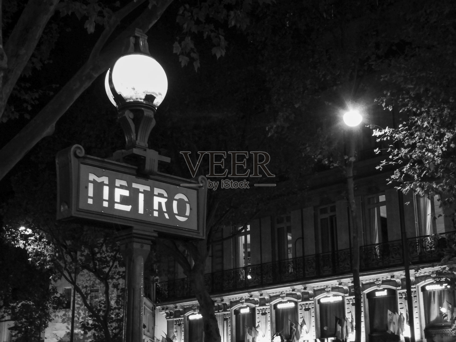 法国巴黎，一个黑白相间的地铁标志照片摄影图片