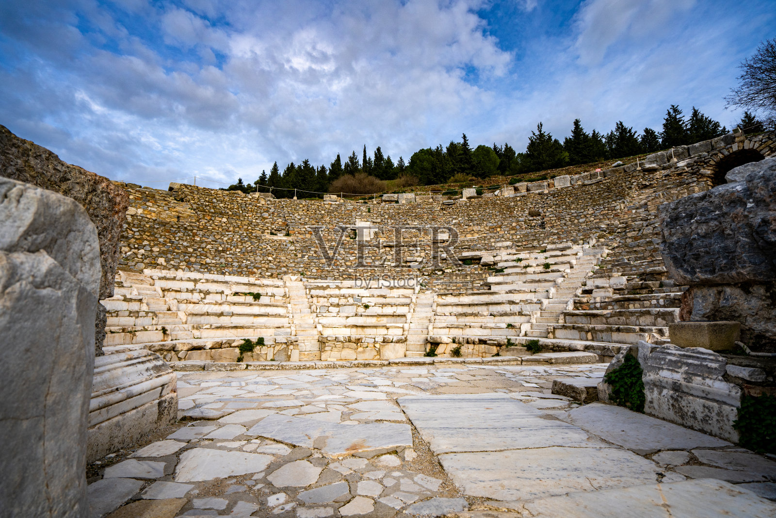 以弗所古城国家集市遗址中的小型古代剧场。照片摄影图片