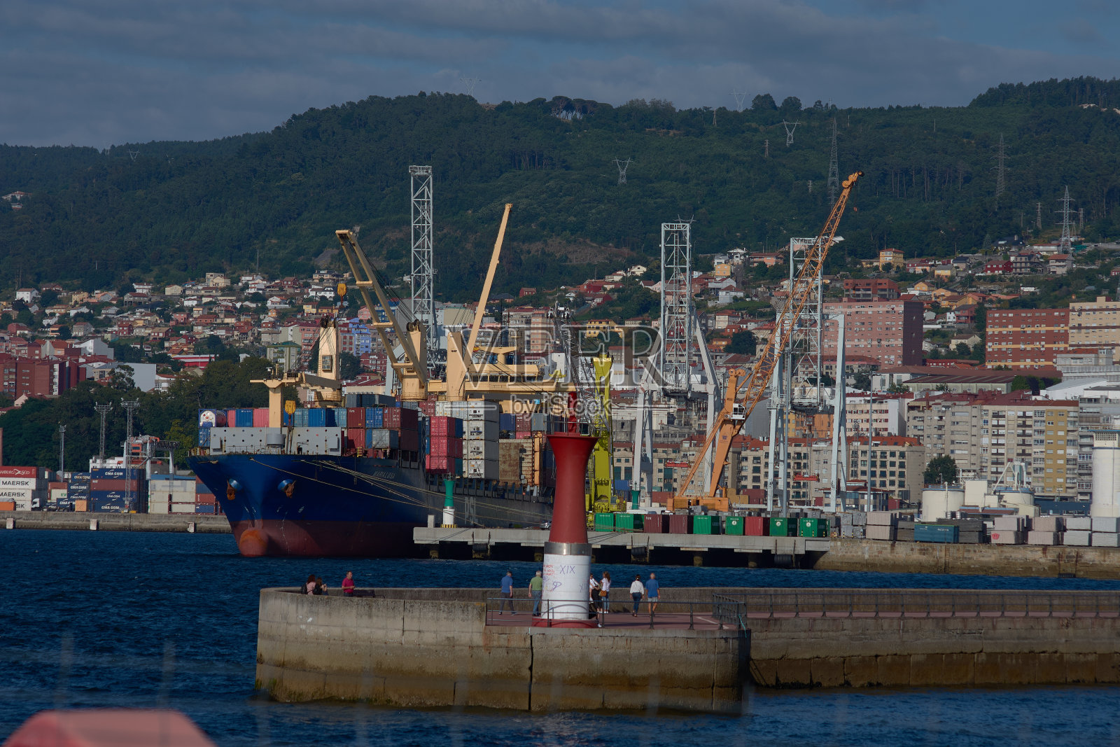 在港口引航员的帮助下，一个大型集装箱从维戈港离港照片摄影图片