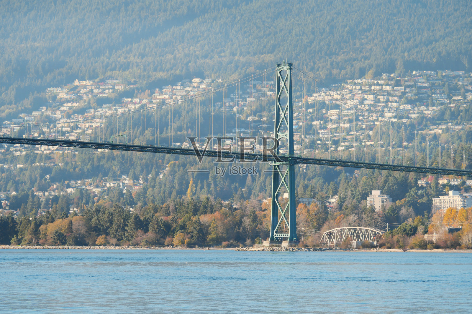 从温哥华斯坦利公园看到的狮门大桥秋季美景照片摄影图片