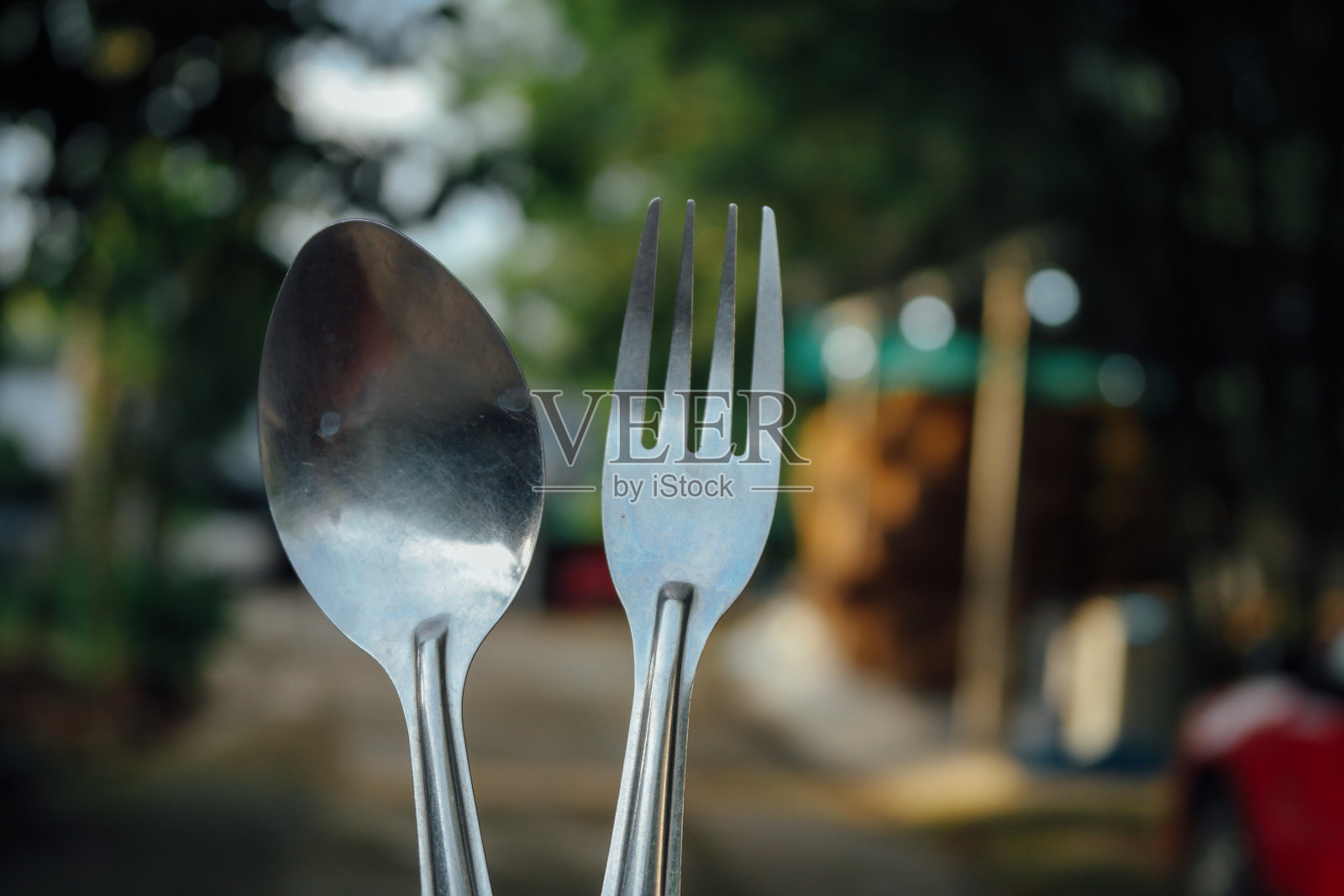 勺子和叉子靠在一起照片摄影图片