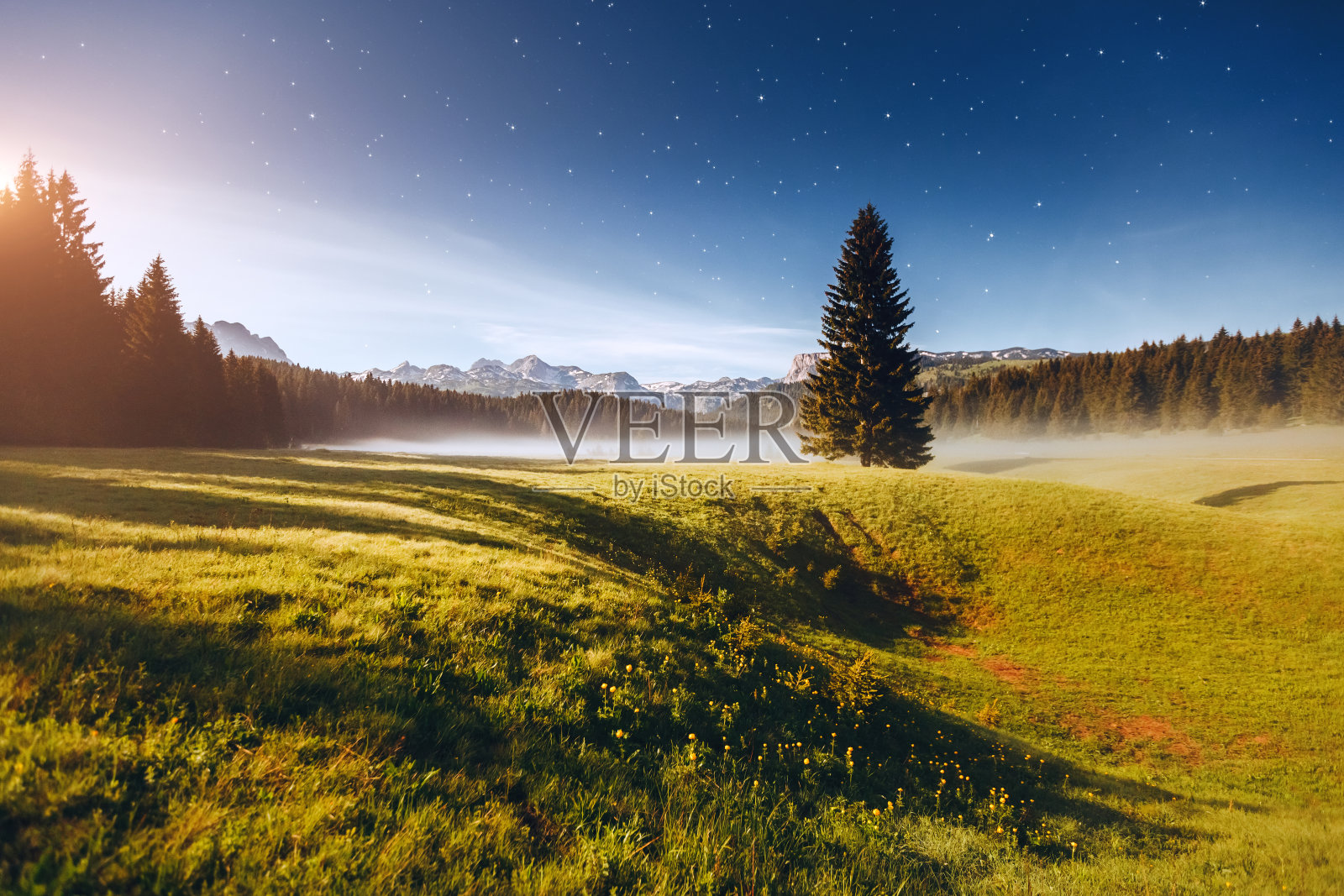 雾蒙蒙的夏夜，杜密特国家公园。地理位置:黑山，欧洲。照片摄影图片