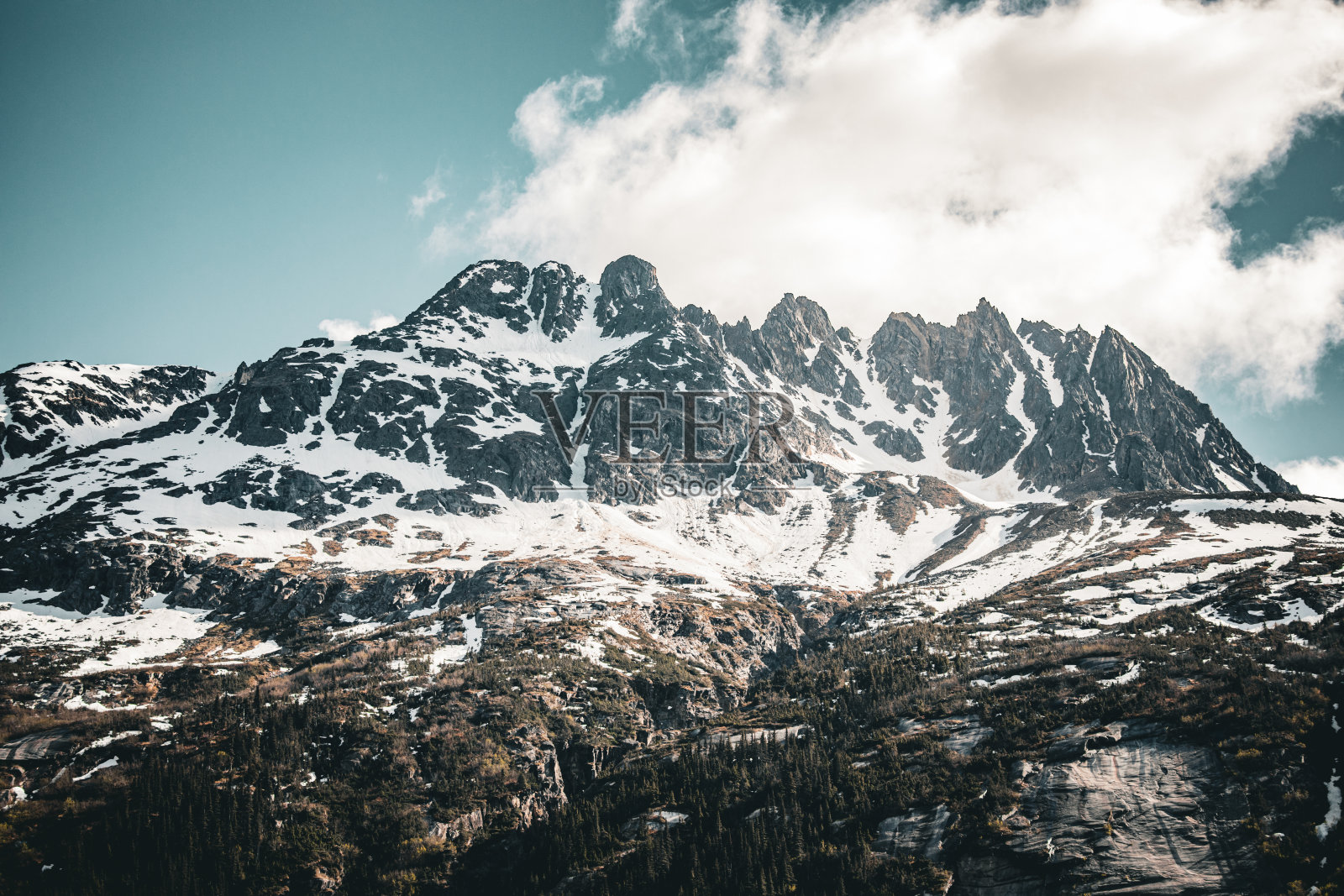 阿拉斯加斯卡格威的一座美丽的雪山照片摄影图片