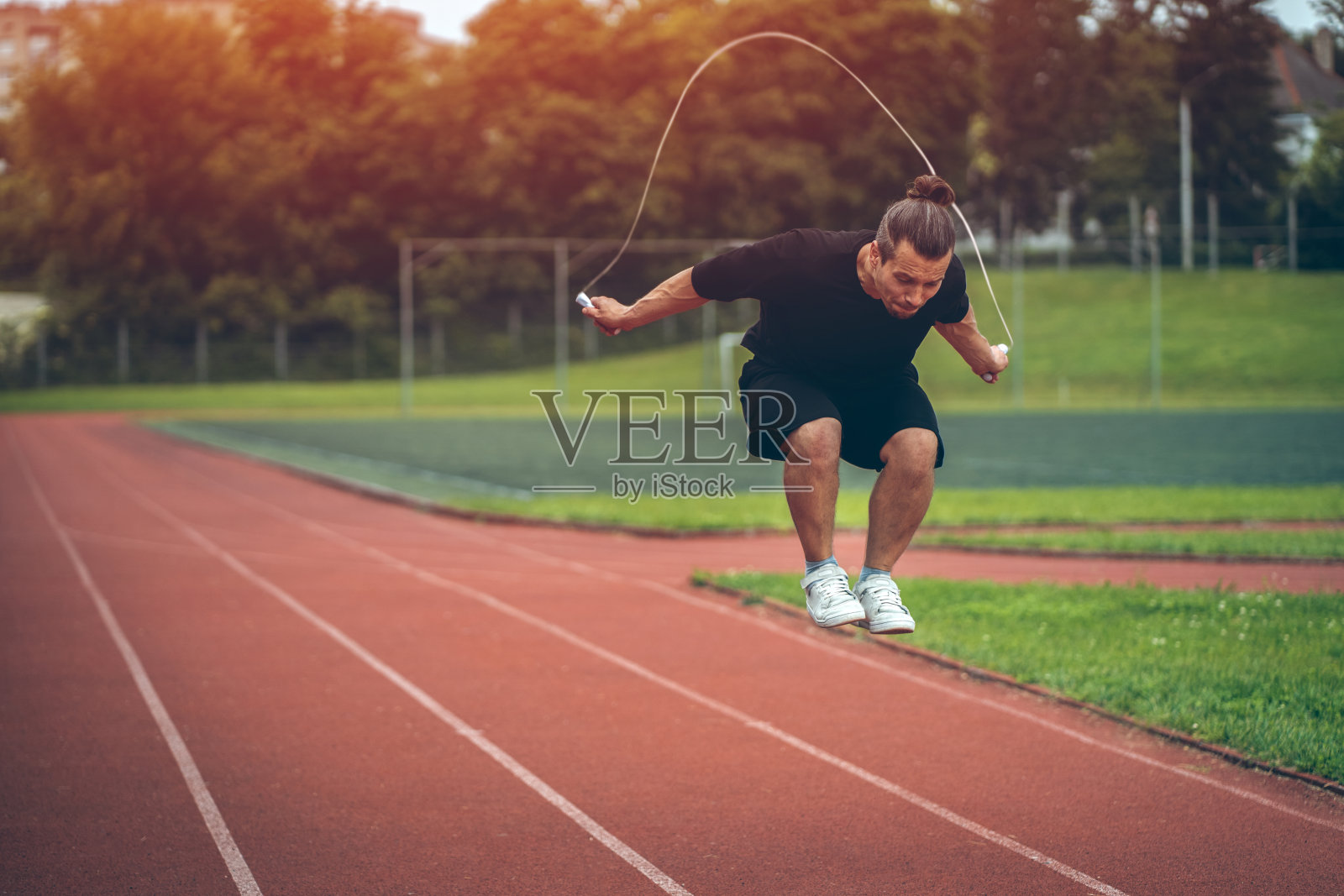 年轻的运动员在户外练跳绳照片摄影图片