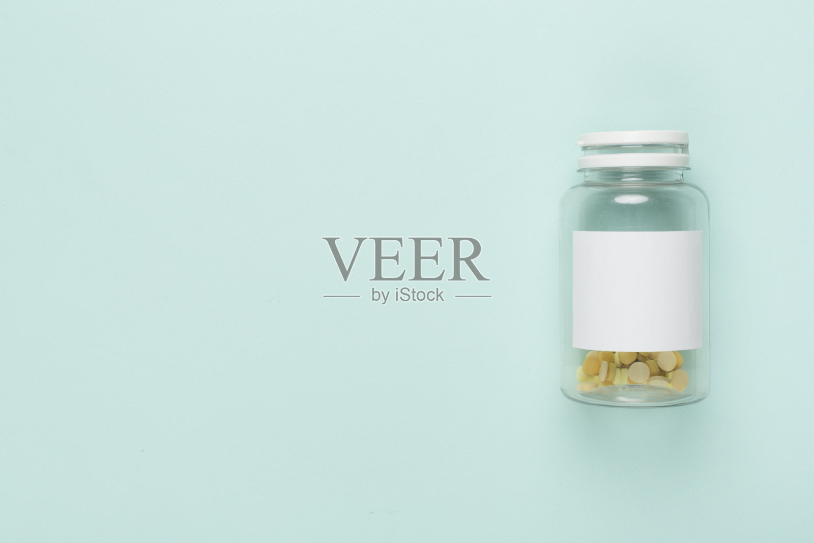 塑料瓶与维生素彩色背景，俯视图照片摄影图片