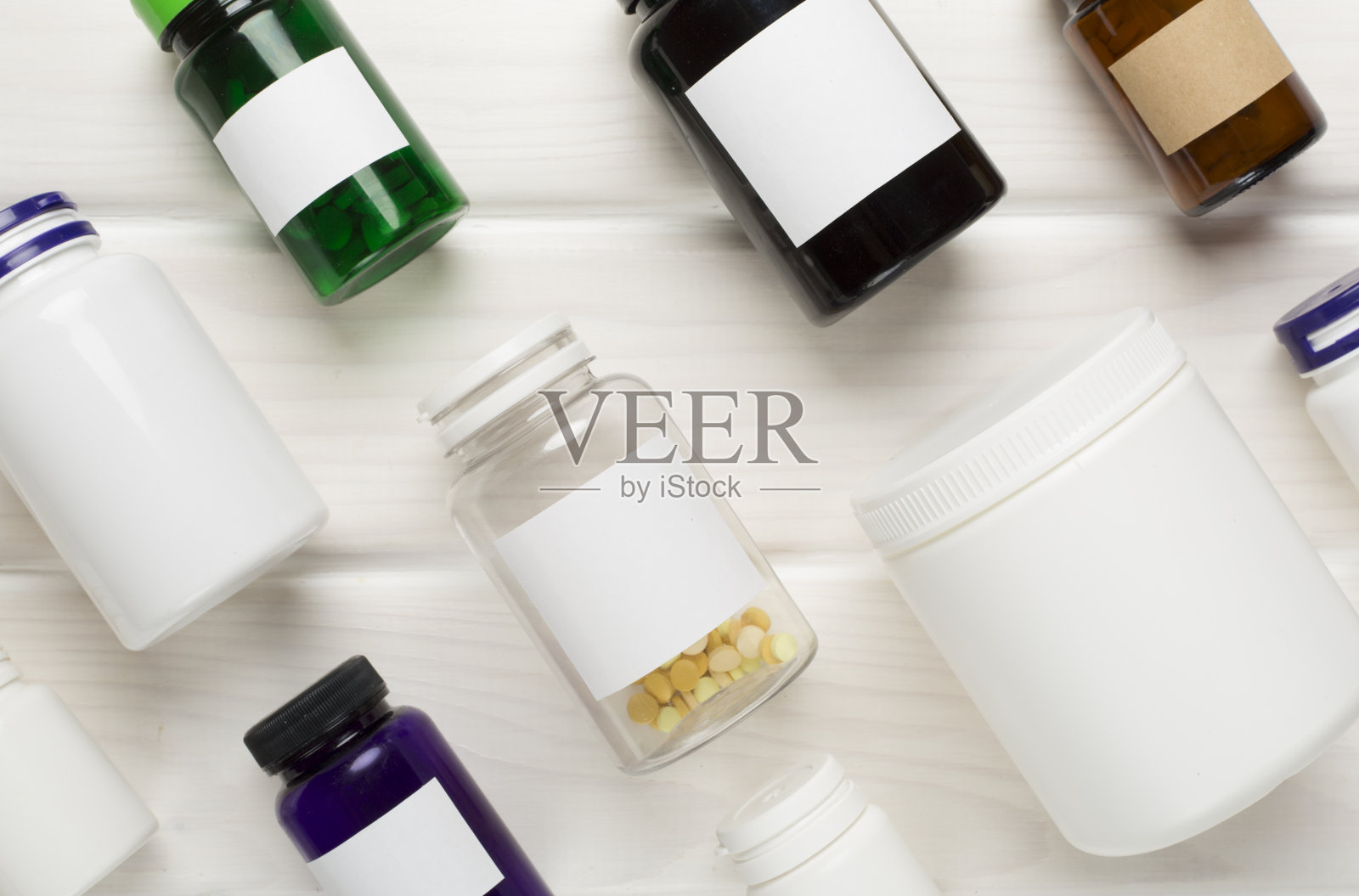 木制背景上有维他命的塑料瓶，俯视图照片摄影图片