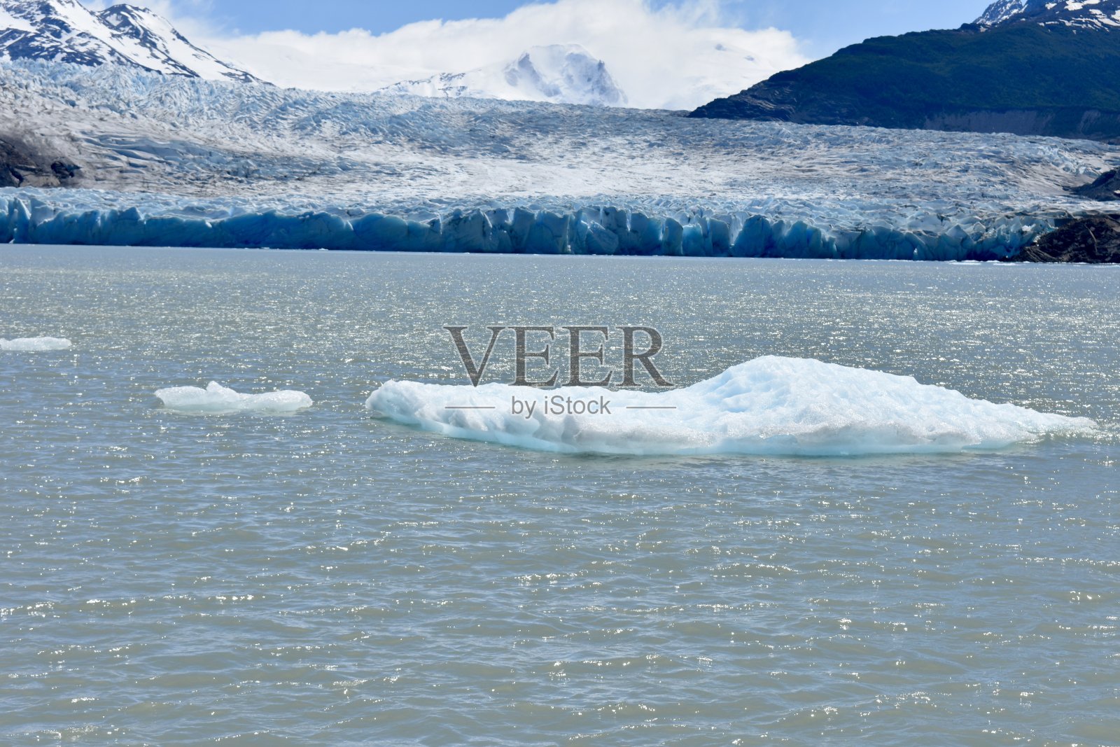 带冰山的灰色冰川照片摄影图片