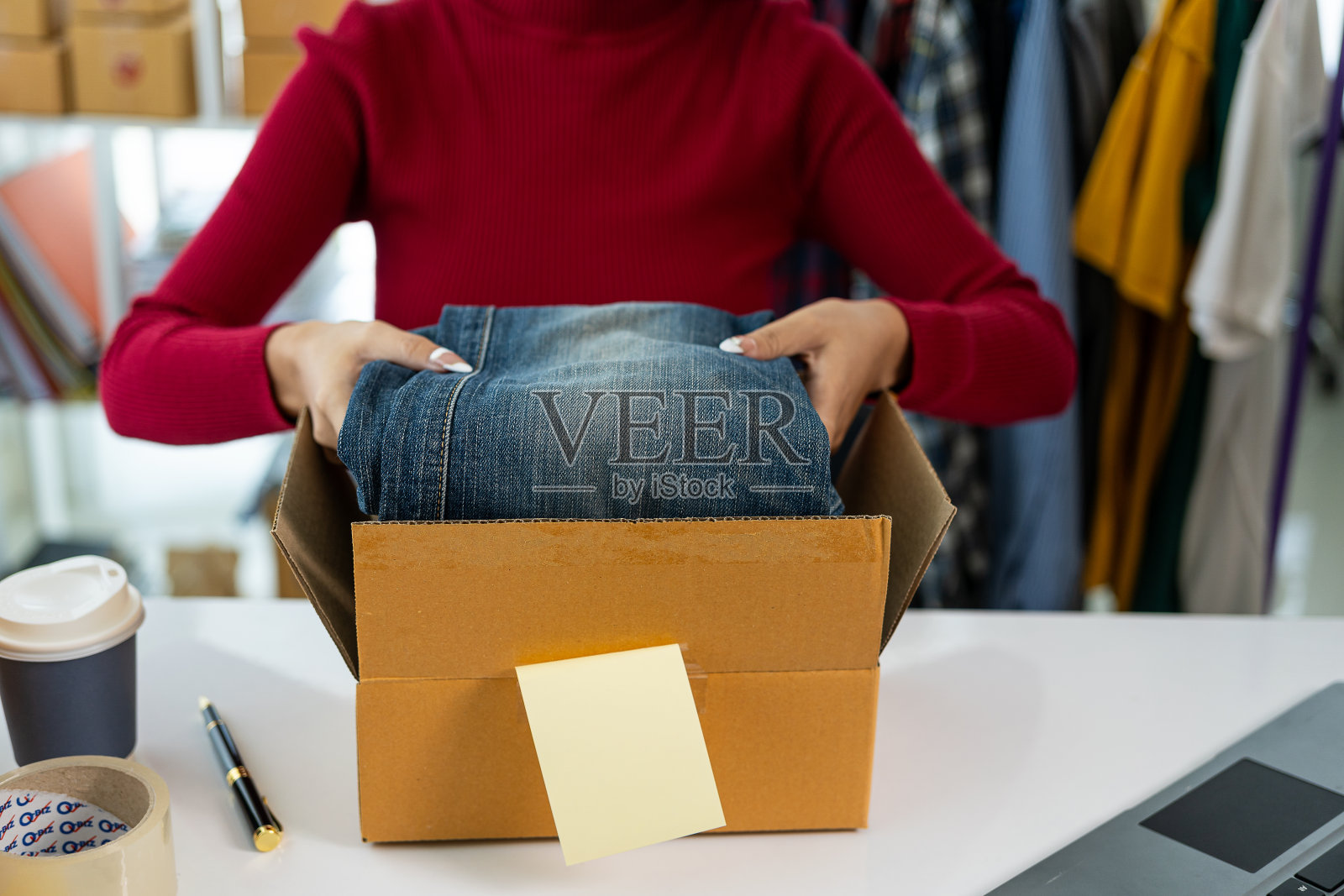 中小企业创业，小型企业，女性创业者，工作，拆包，网上核对订单准备打包，销售给有网上经营想法的客户。照片摄影图片