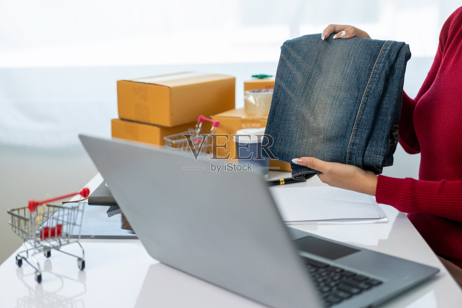 中小企业创业，小型企业，女性创业者，工作，拆包，网上核对订单准备打包，销售给有网上经营想法的客户。照片摄影图片