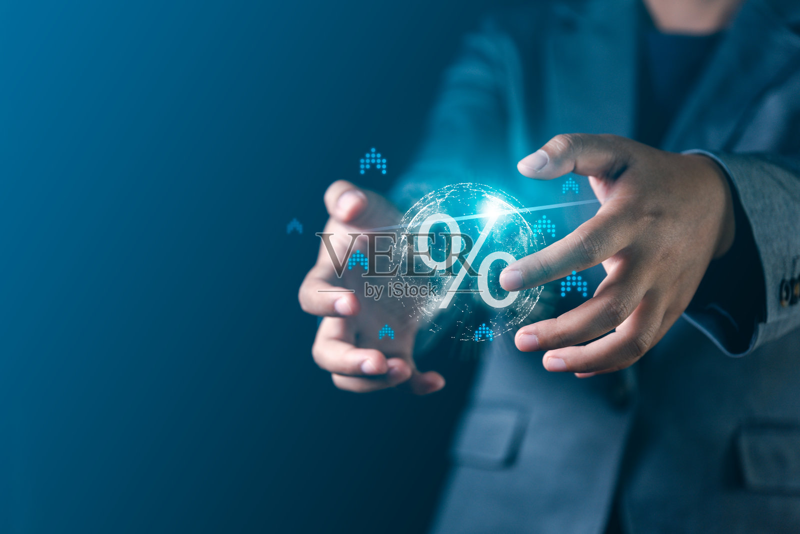 经济危机管理商人的手随着利率的上升而显露出虚屏照片摄影图片