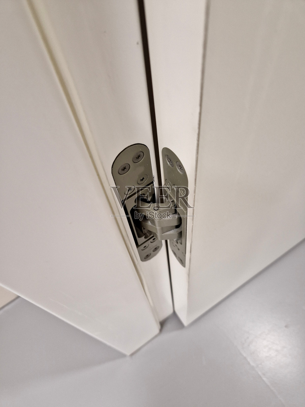 嵌入式门框中的家具和门悬挂。适用于橱柜，非典型家具铰链，厨房家具可多向调节，自助式，锌合金，彩色照片摄影图片