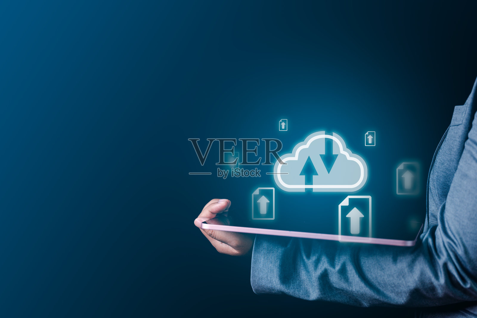 数字连接商人的手和平板电脑更新大数据存储系统中的数据照片摄影图片