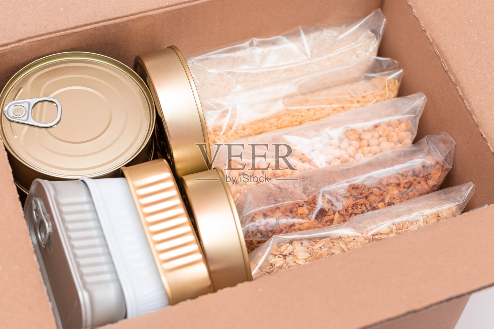 采购产品纸箱与罐头食品，谷物和杂货-捐赠箱或食物储备照片摄影图片