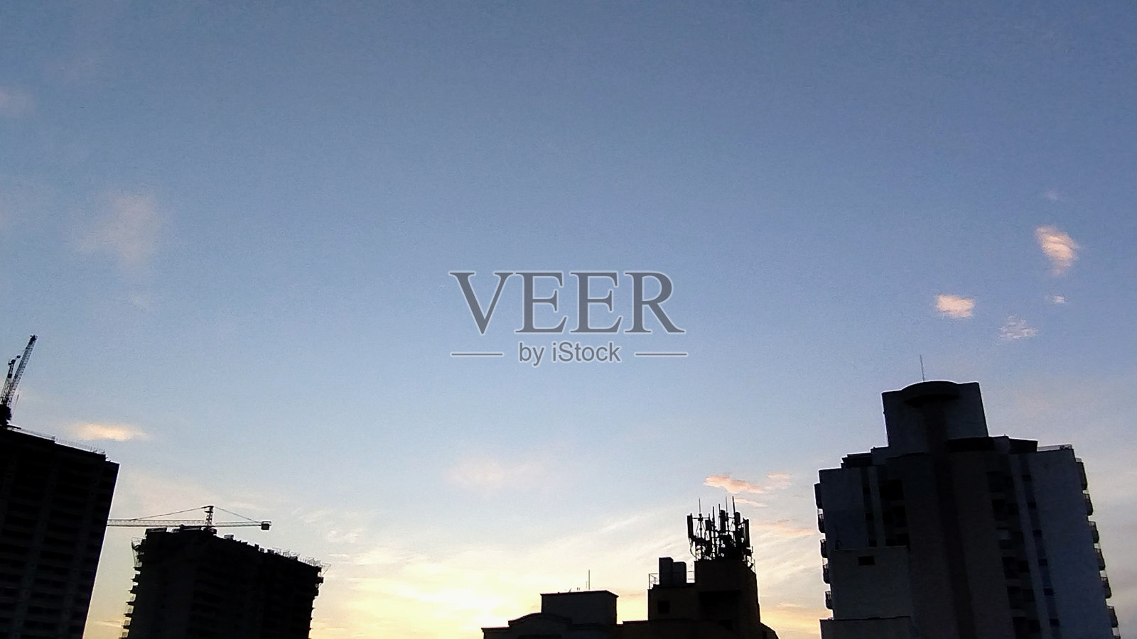 城市里的太阳照片摄影图片