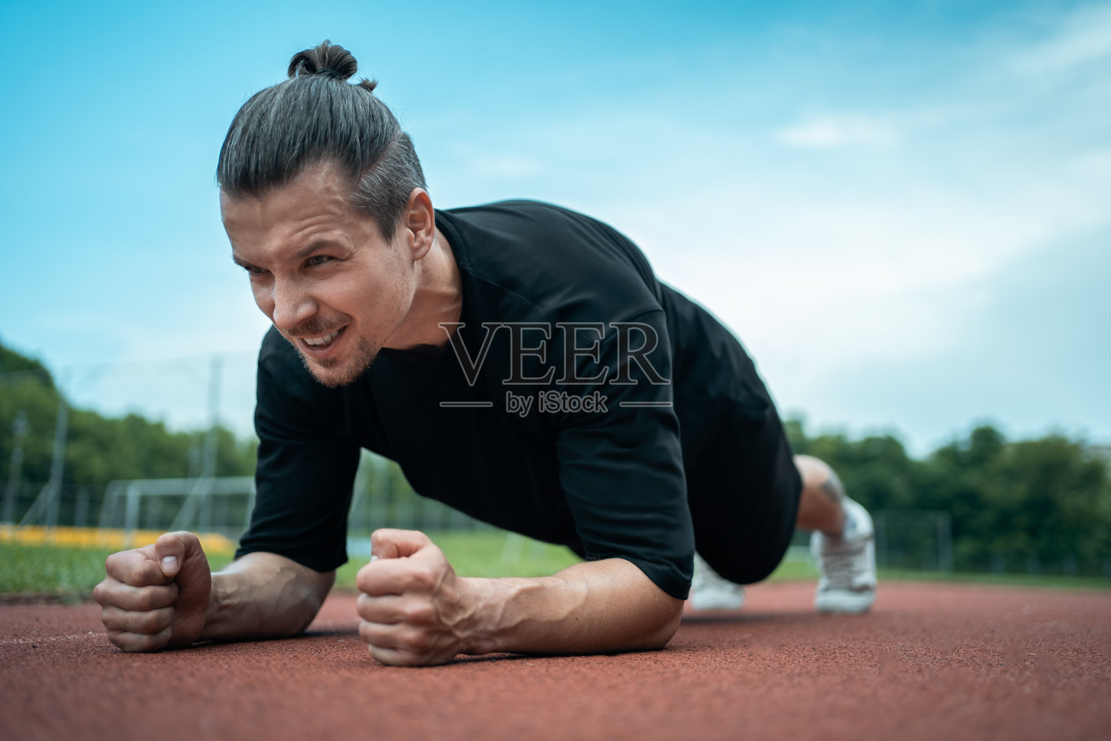 体育运动员在户外锻炼和平板支撑照片摄影图片