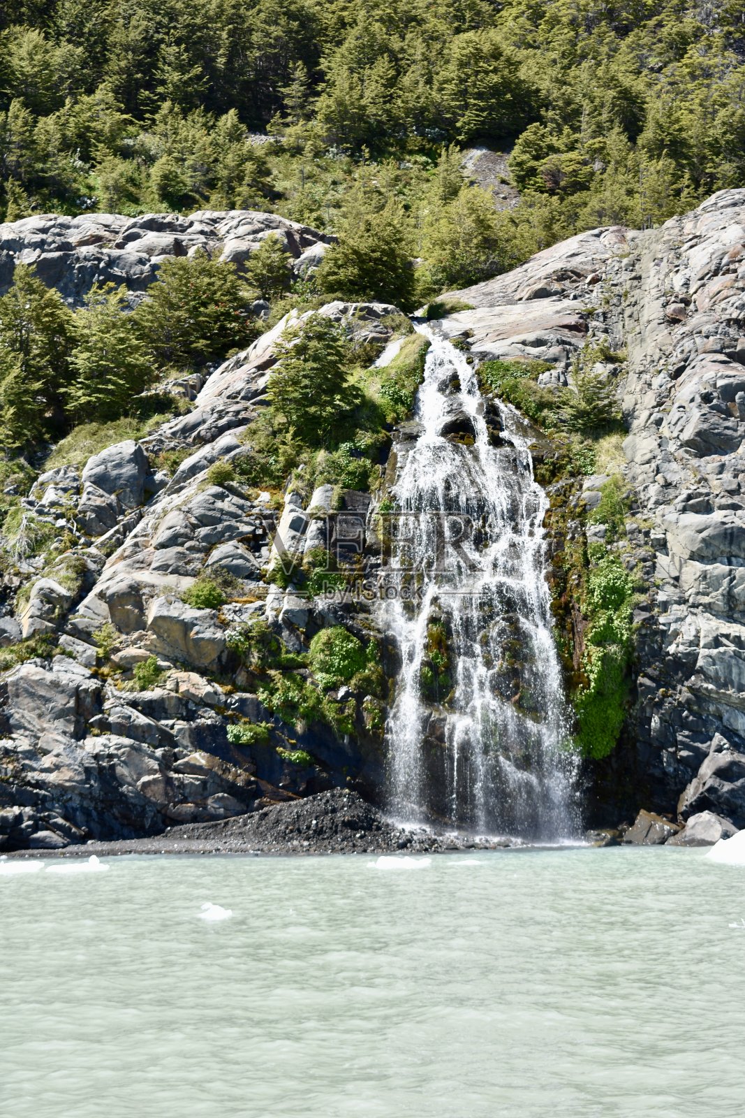 瀑布流入托雷斯德尔潘恩的格雷湖照片摄影图片