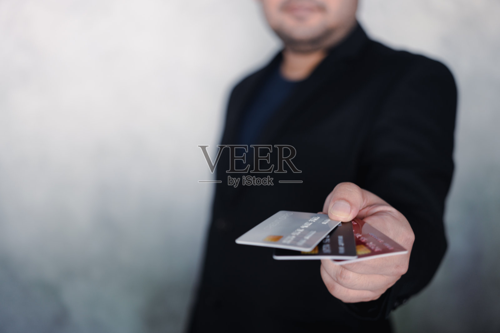 穿黑色服装的商人正在用信用卡付款照片摄影图片