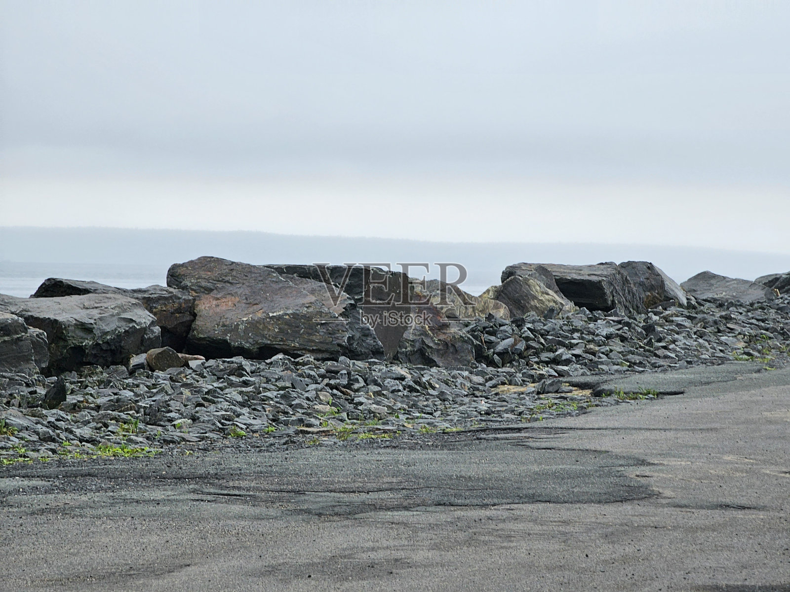 海洋沿岸的大岩石照片摄影图片