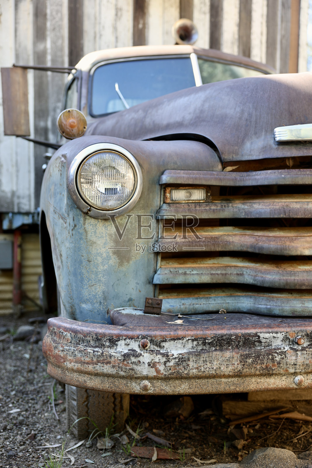 农场里一辆生锈的旧皮卡照片摄影图片
