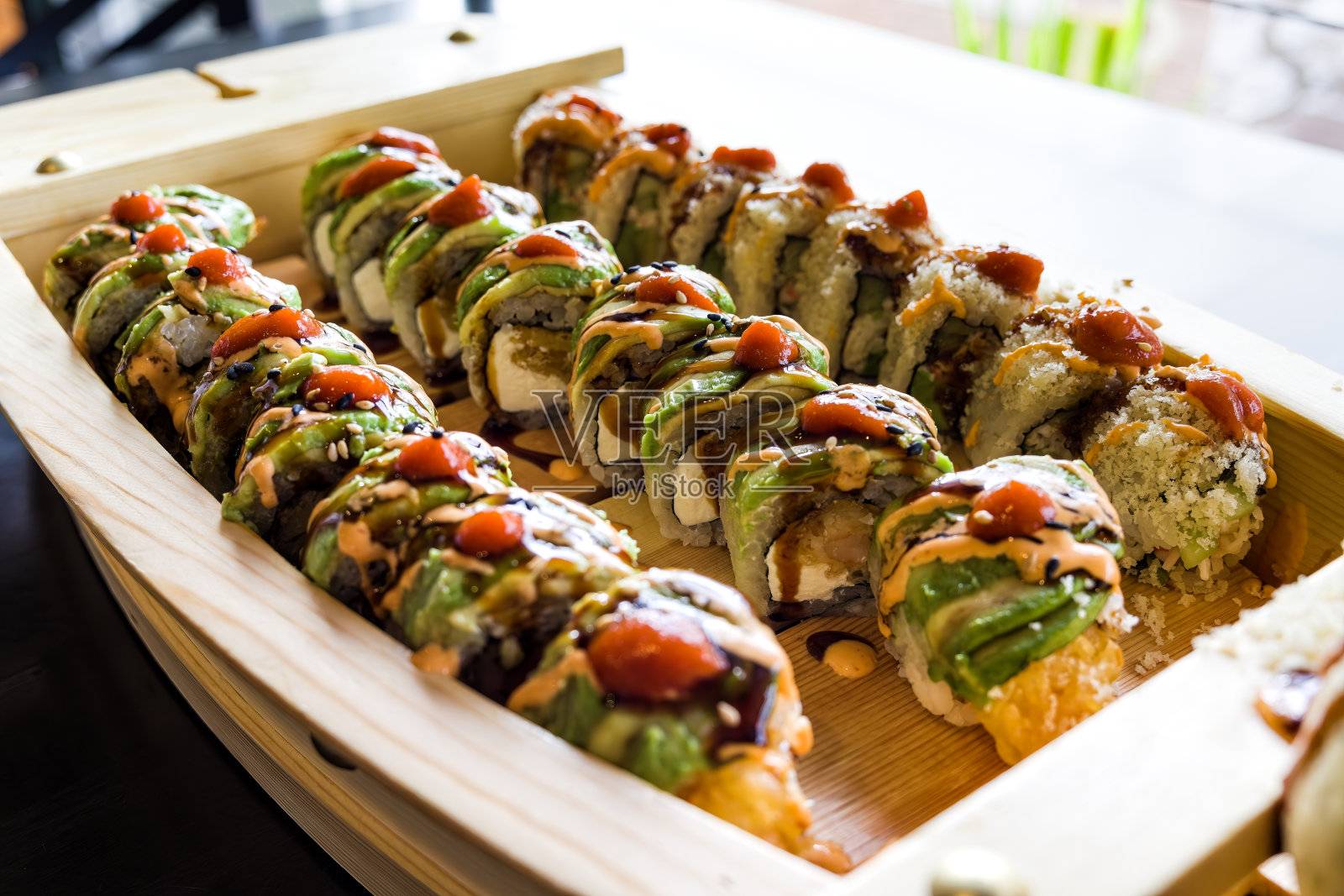 寿司卷船配芥末和姜照片摄影图片