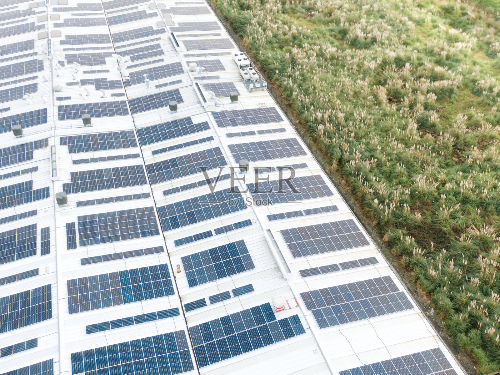 工业建筑屋顶上的太阳能电池板照片摄影图片