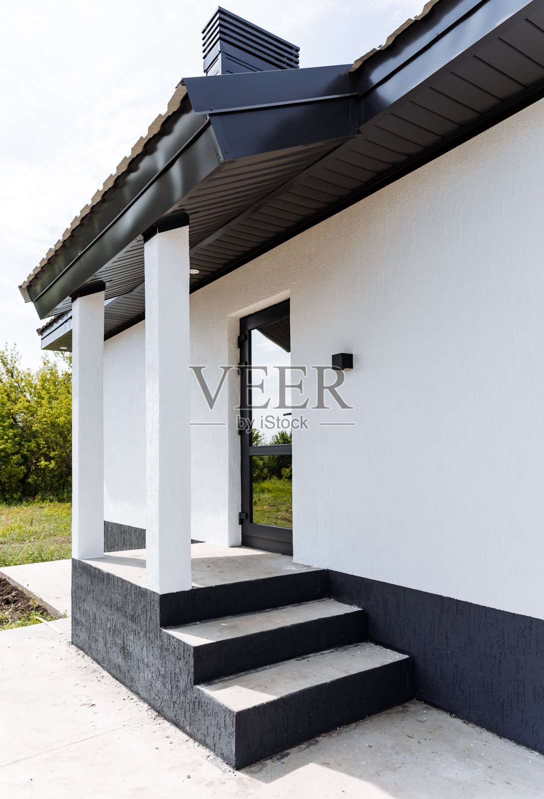 乡村别墅的街灯，玻璃门，门廊。照片摄影图片