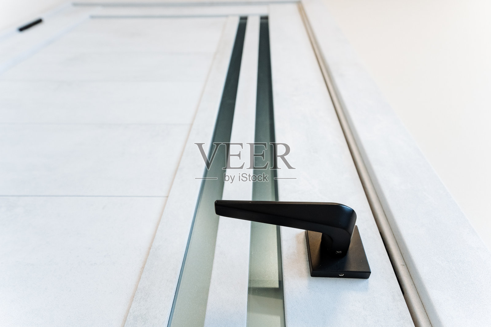 黑色门把手，现代化的公寓内部，封闭的门到房间。照片摄影图片