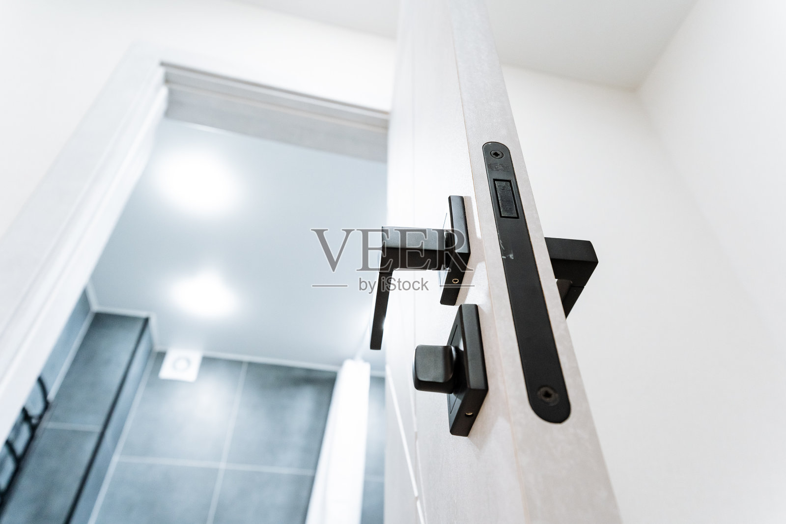 打开浴室门，门锁，黑色门把手，门闩，锁定机构。照片摄影图片