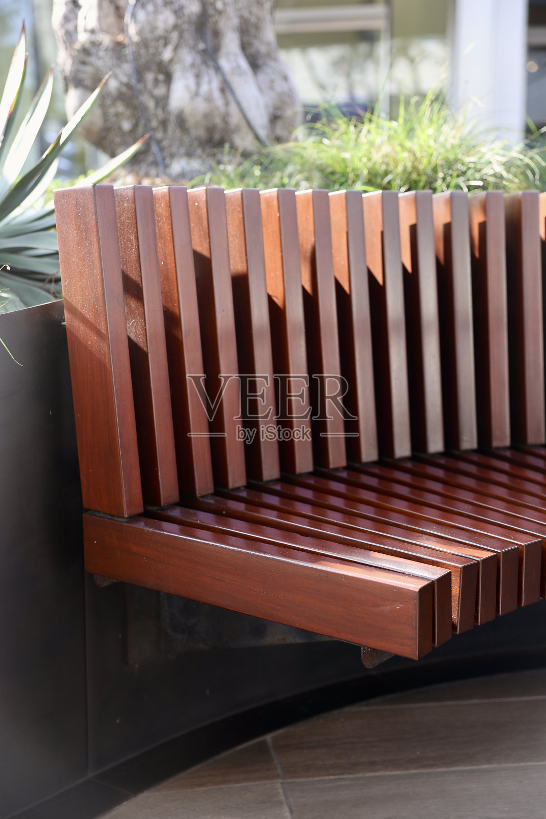 带有重复线条的现代公园长椅照片摄影图片