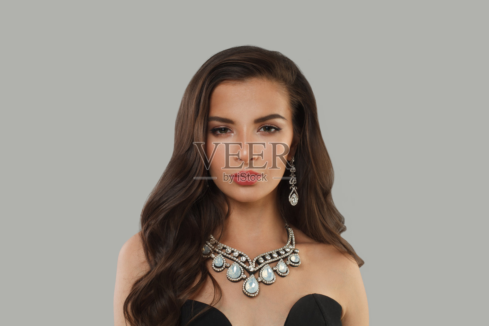 优雅迷人的女人珠宝模型与钻石在灰色背景上摆姿势照片摄影图片