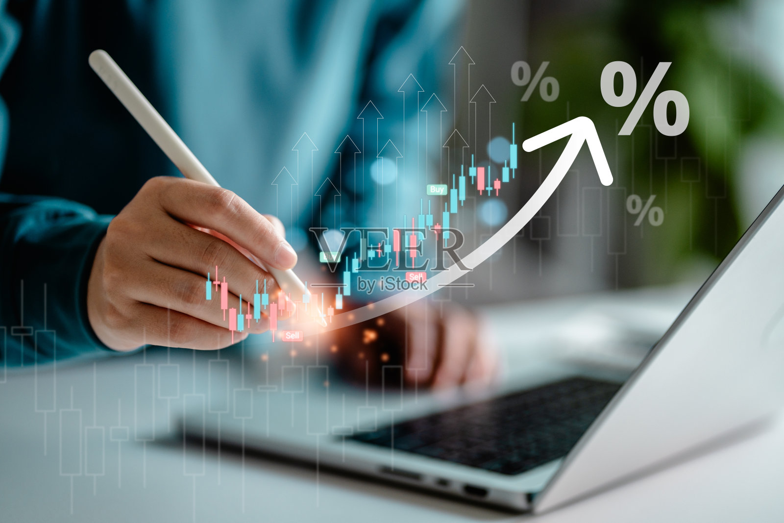 女商人用笔记本电脑分析股市数字显示屏数字虚拟图表，经济趋势上升，企业增长，投资和金融概念。照片摄影图片