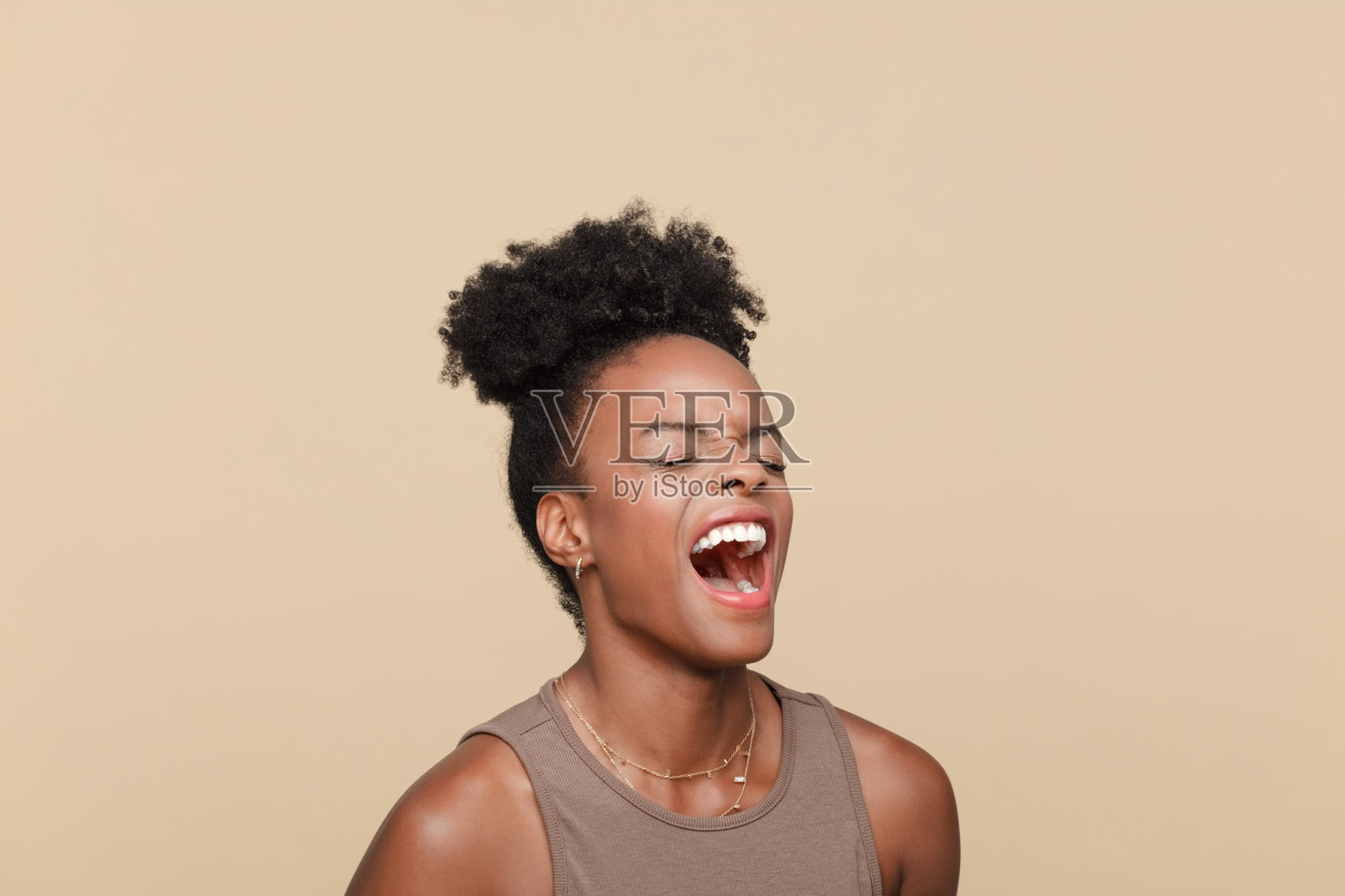 愤怒的年轻女子的肖像照片摄影图片