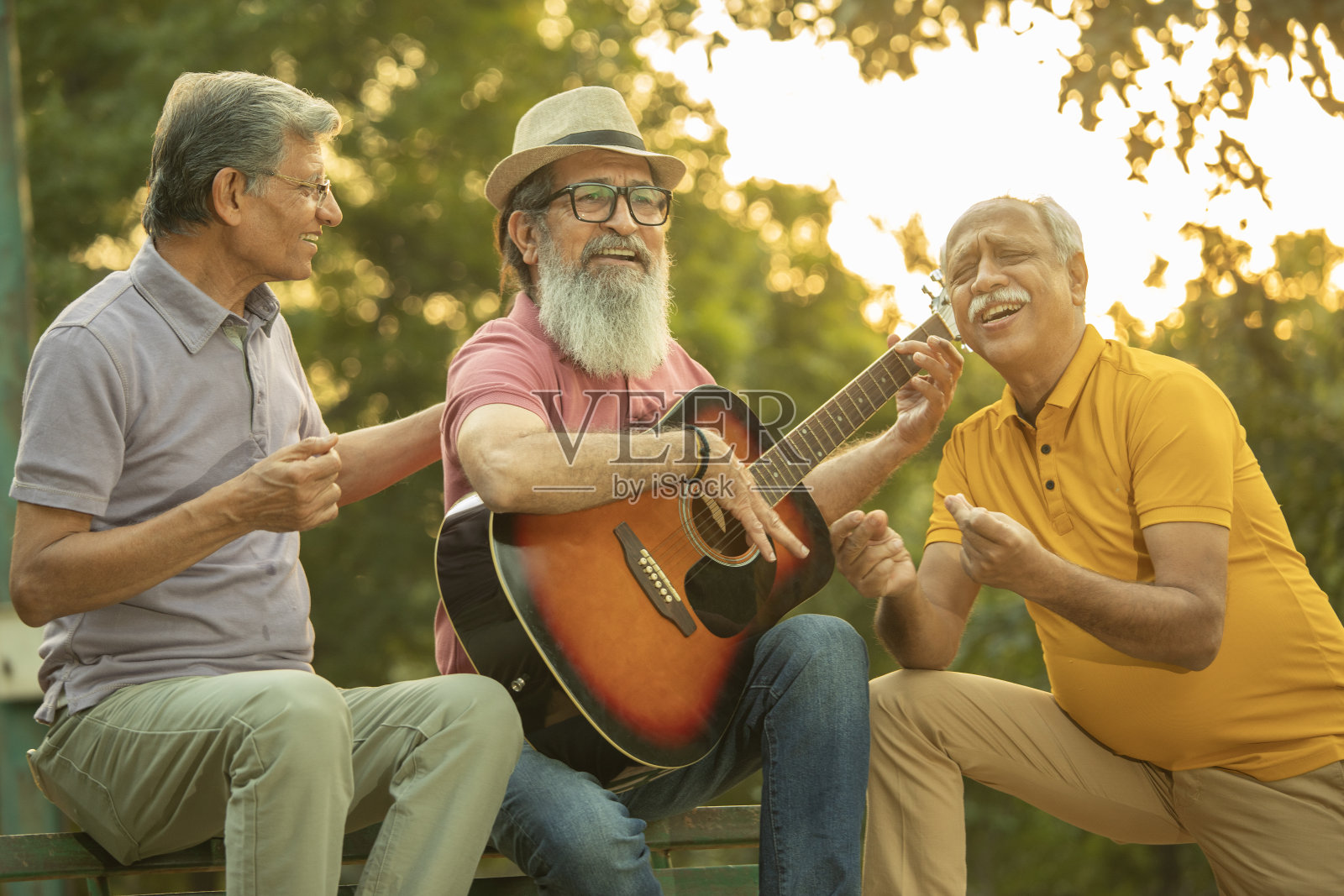 老朋友在公园里弹吉他照片摄影图片