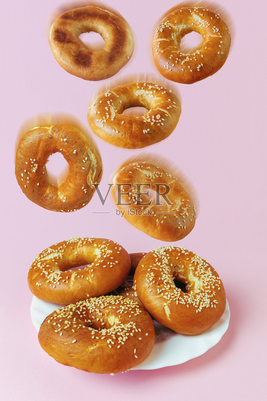 软蒸卷落在盘子里照片摄影图片