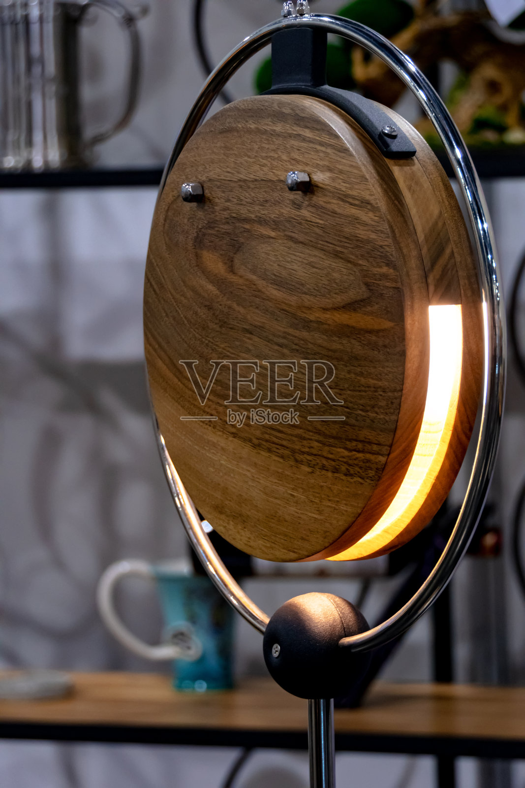 木质平圆台灯照片摄影图片