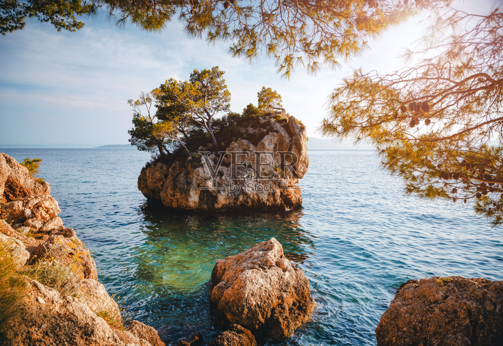 宁静的亚得里亚海令人难以置信的地方。地点马卡尔斯卡里维埃拉，克罗地亚，欧洲。照片摄影图片