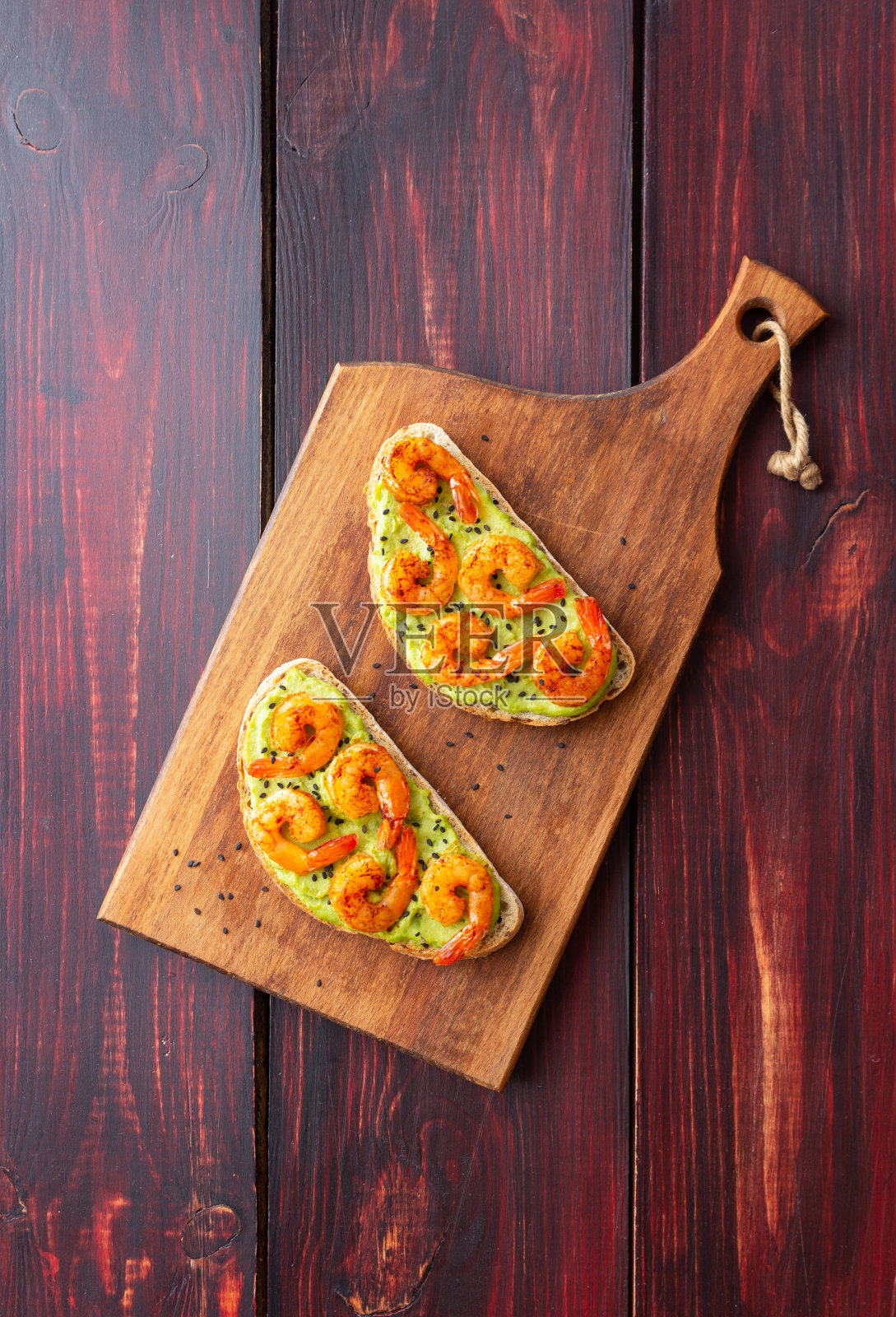 三明治配虾和鳄梨酱。健康饮食。饮食。早餐。照片摄影图片