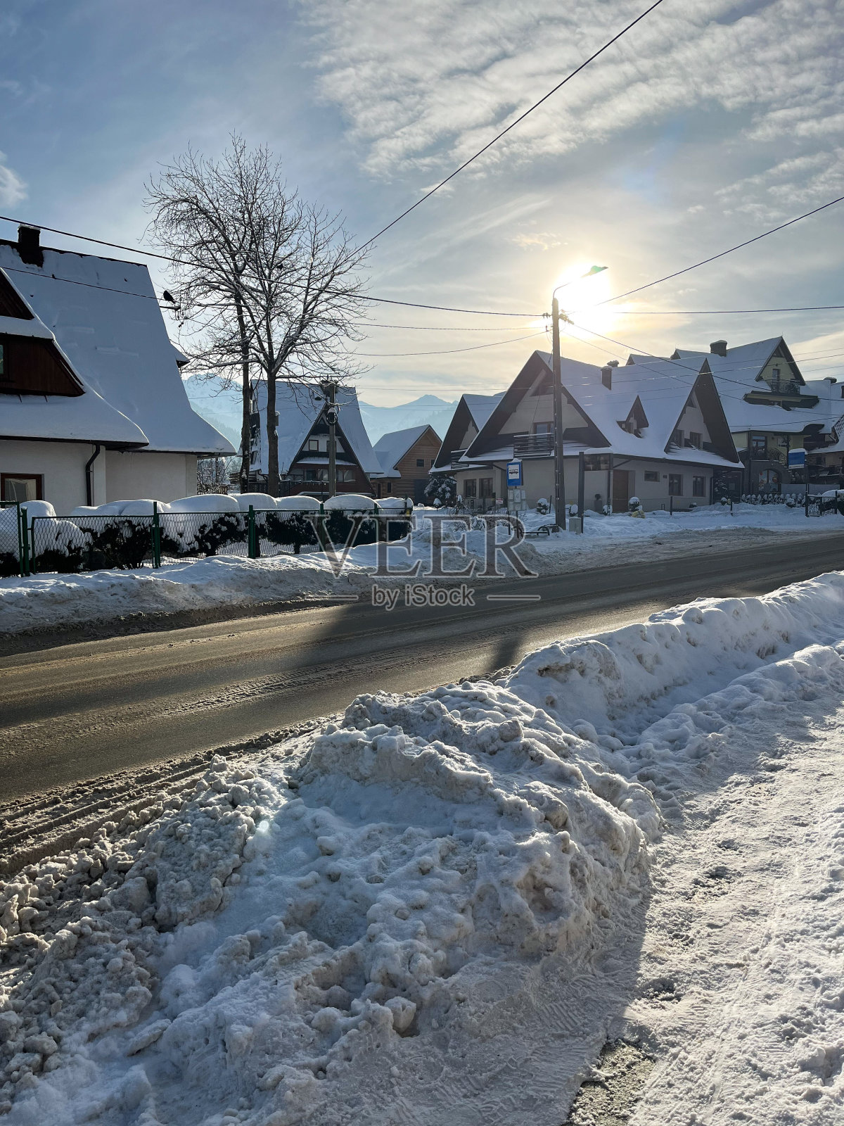 房子在雪中。冬天的概念。照片摄影图片