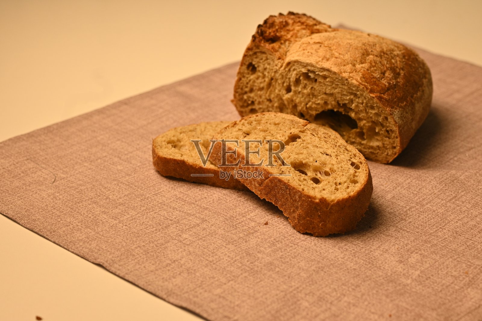 在灰色背景上切成片的白面包照片摄影图片